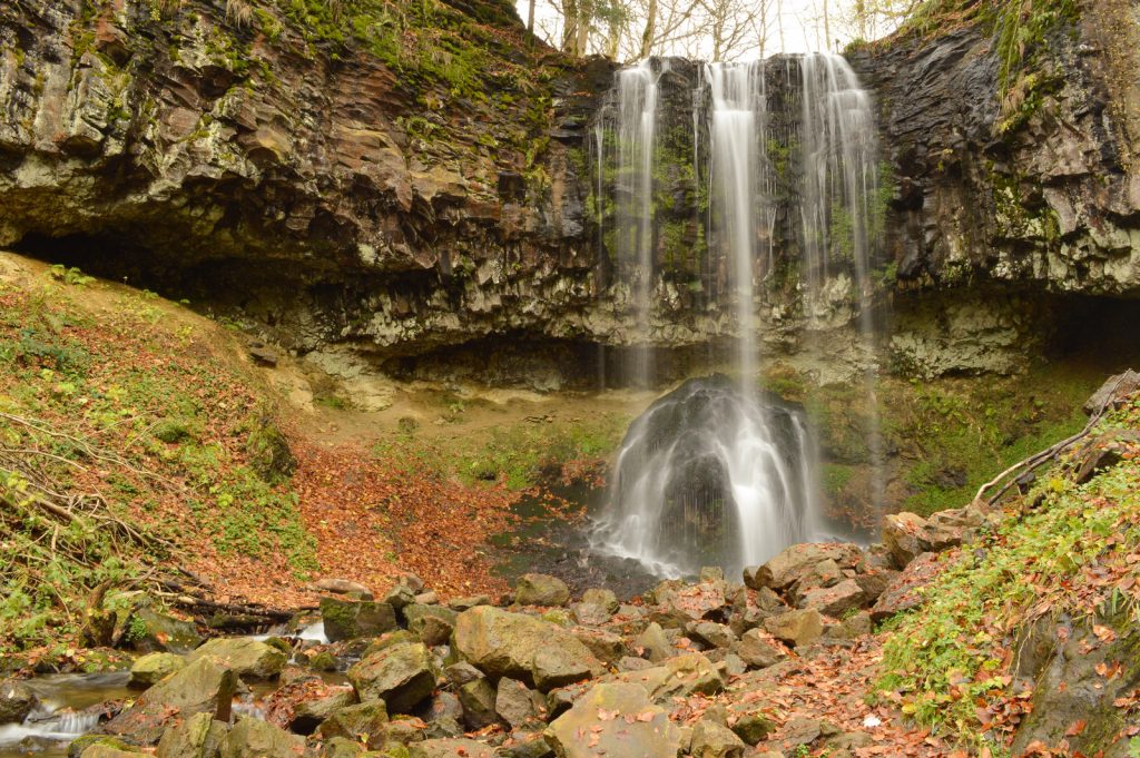 Cascata di Trador in autunno.