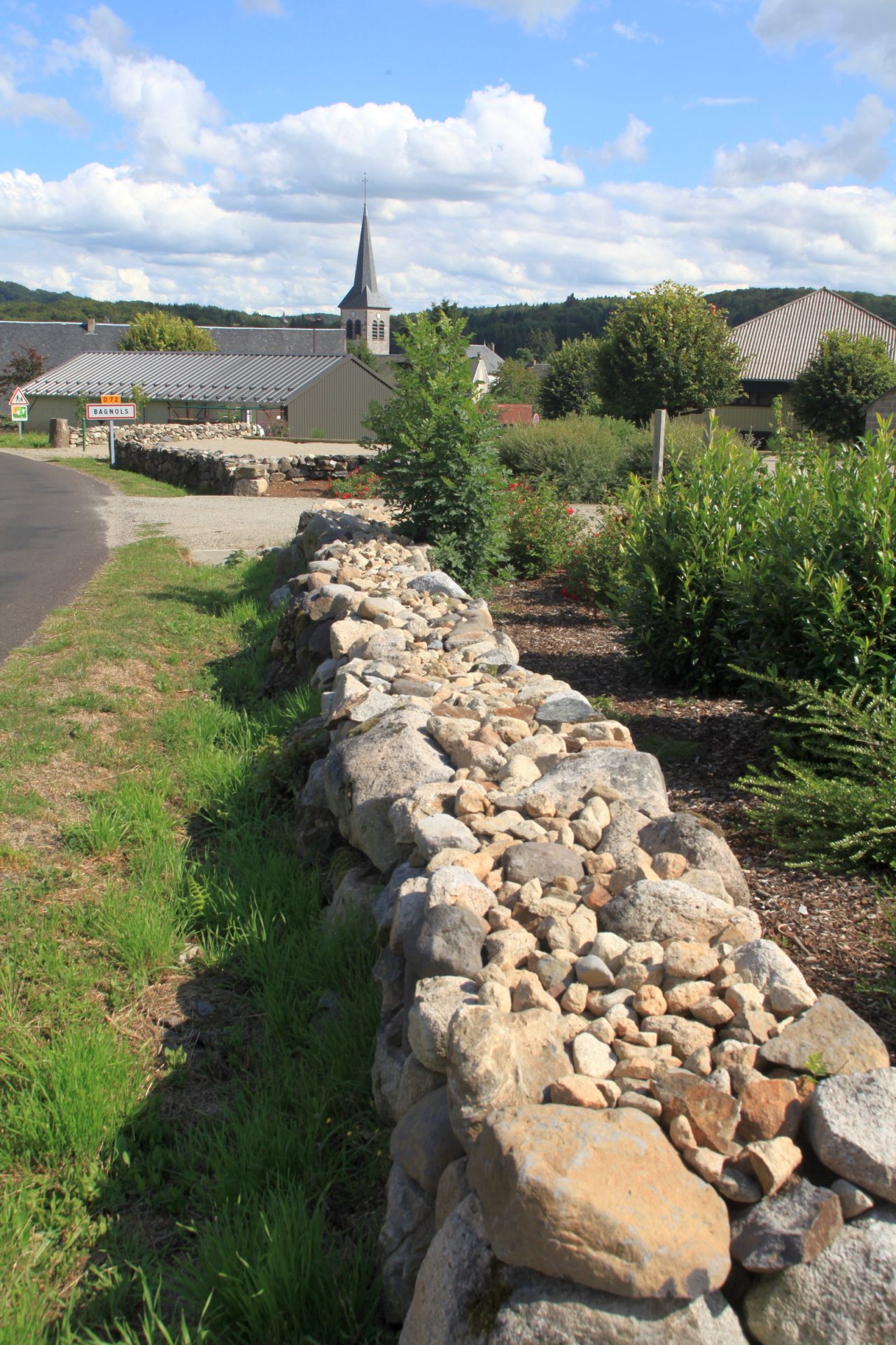 Le village de Bagnols et ses murets de pierres sèches caractéristiques de l'Artense