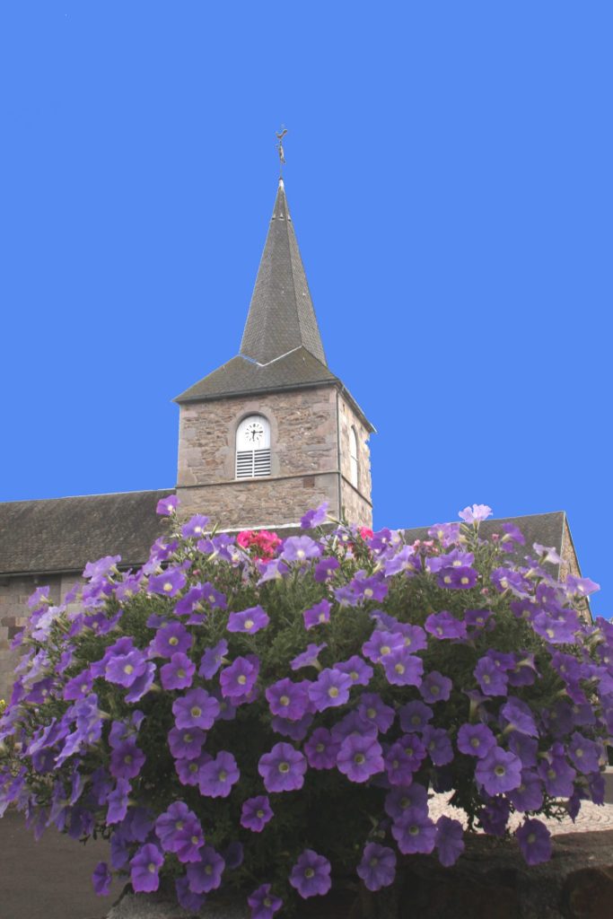 Iglesia románica, pueblo de Avèze en el Puy de Dôme