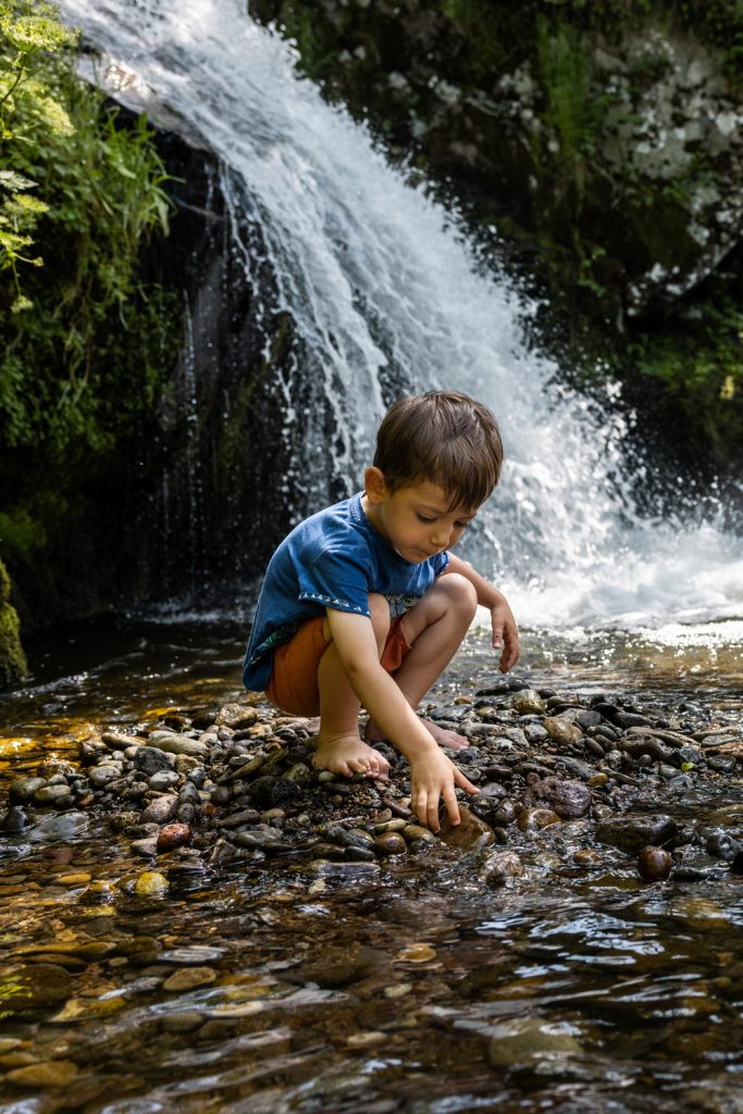 enfant au gour des chevaux