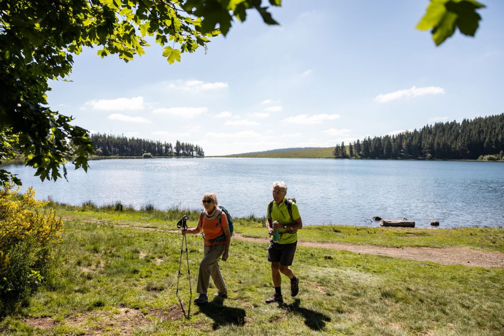 hikers at Lac Servières