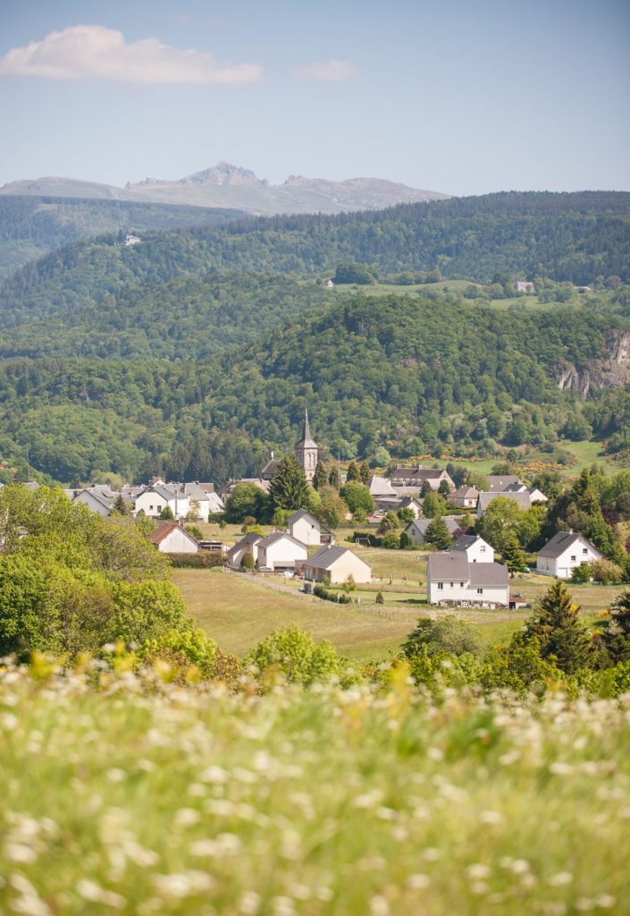 Gezicht op het dorp Saint-Sauves d'Auvergne