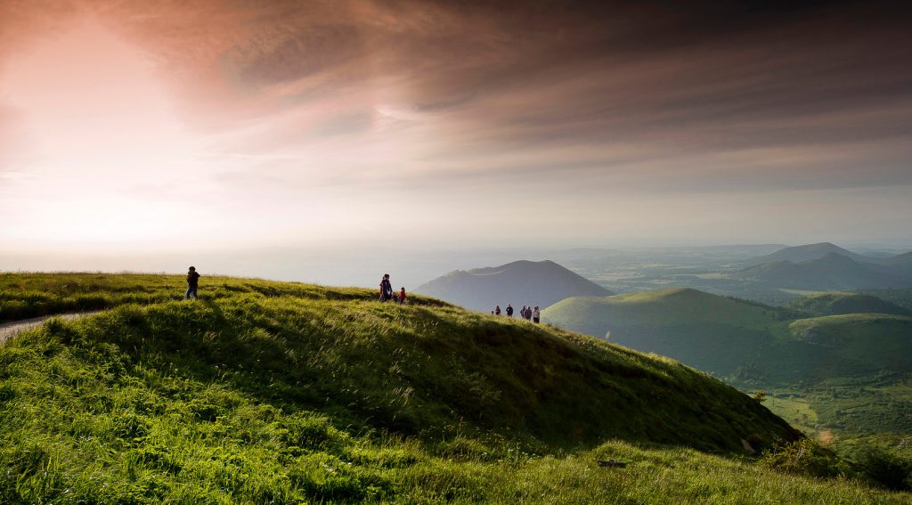 Uitzicht op de Puy-keten vanaf de top van de Puy de Dôme