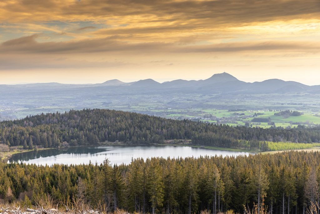 El lago de Servières en primer plano y el Puy-de-Dôme al fondo