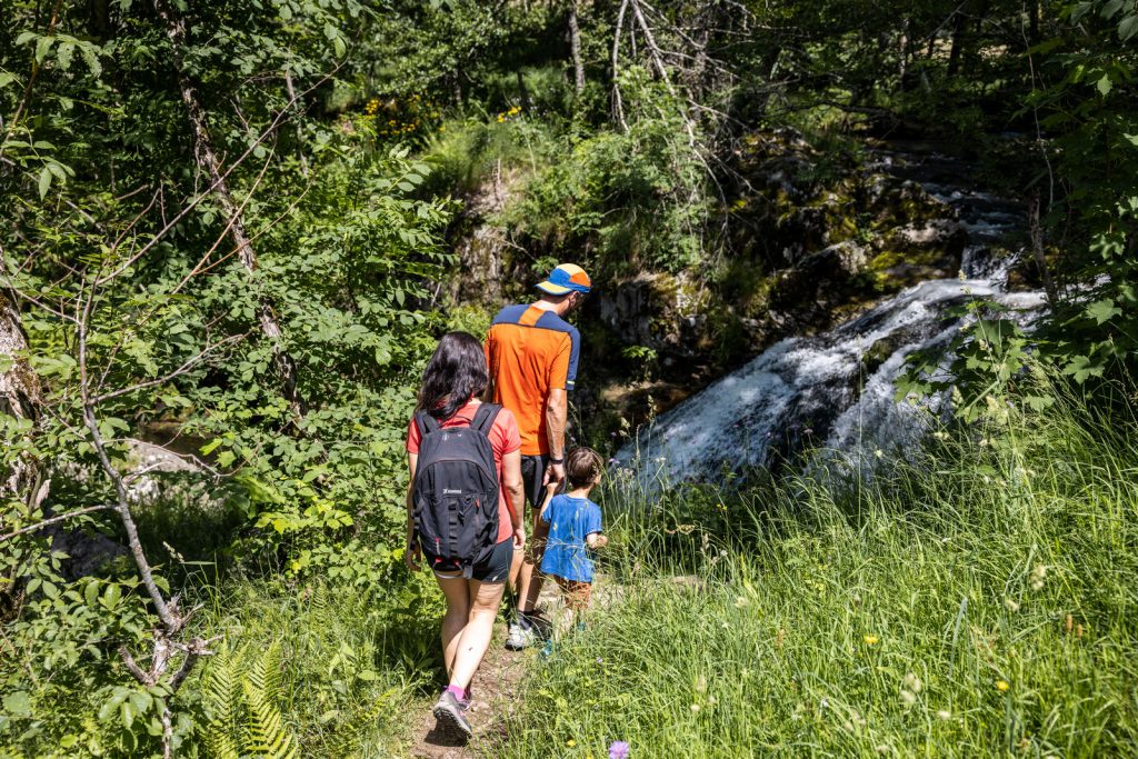 Familie gaat naar de waterval Gour des Chevaux