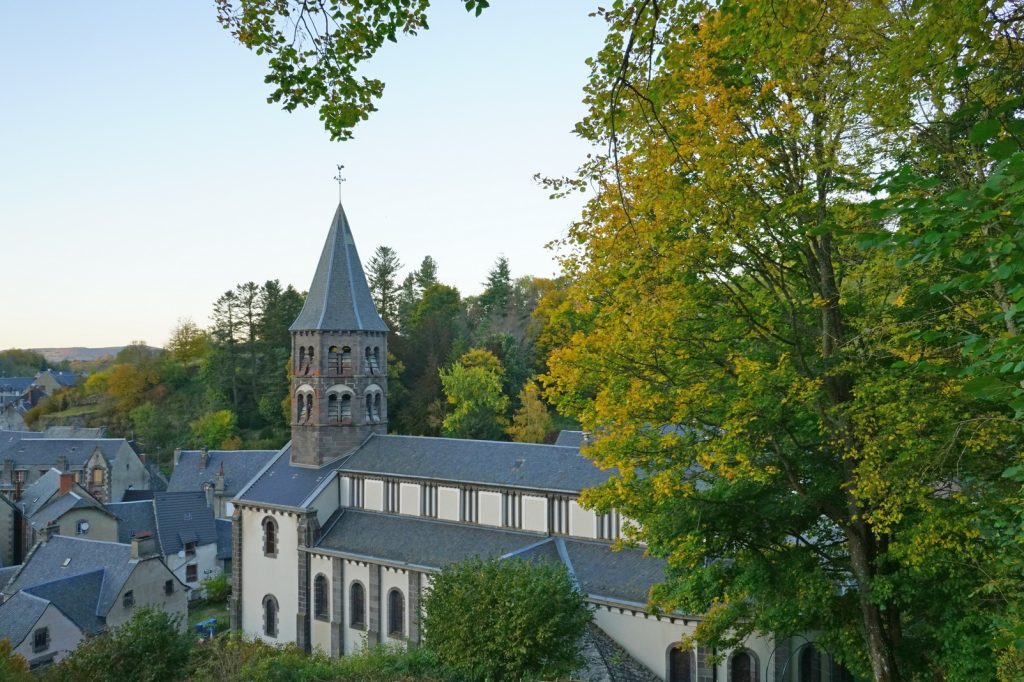 Kerk van Rochefort-Montagne vanaf het spoor van de ringsteen