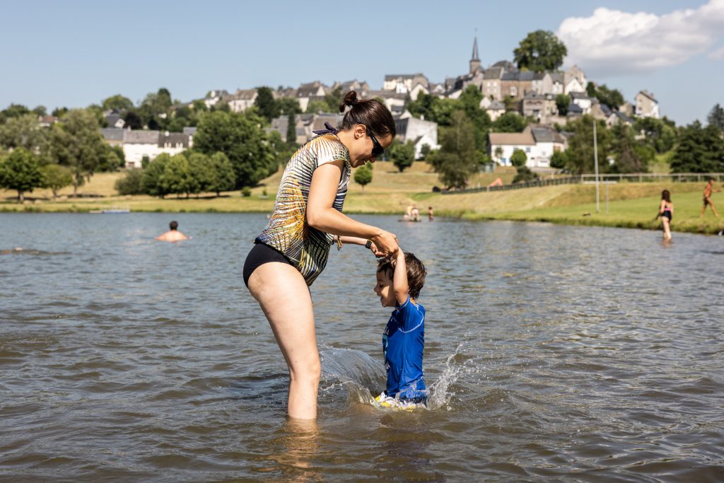 mother and her child at the lake of la tour d'auvergne