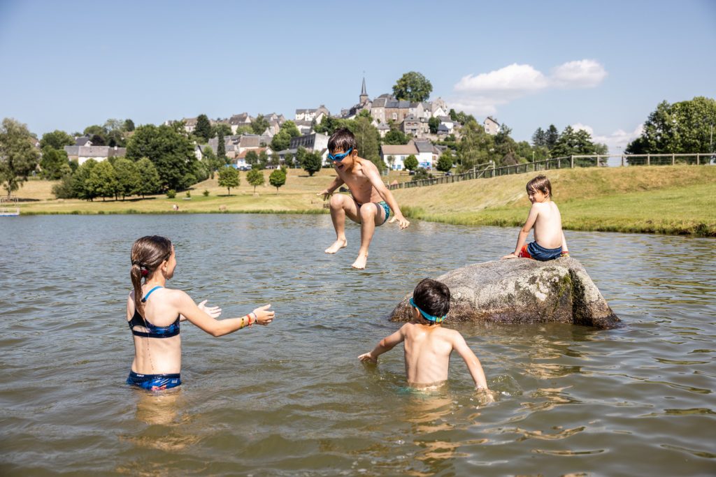 baignade enfants lac de la tour d'auvergne