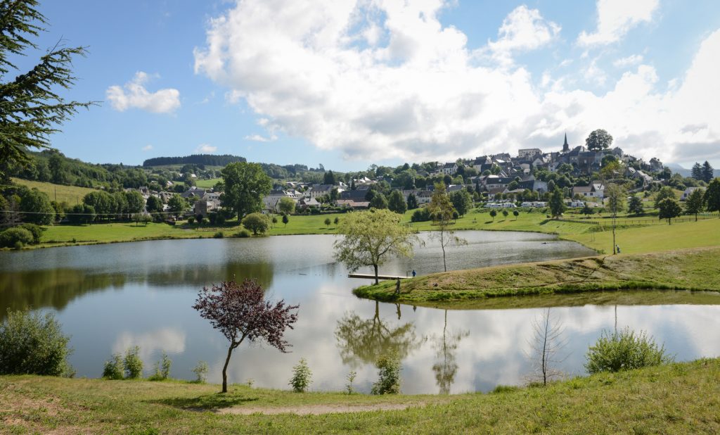 Lac de la Tour en primer plano y el pueblo al fondo