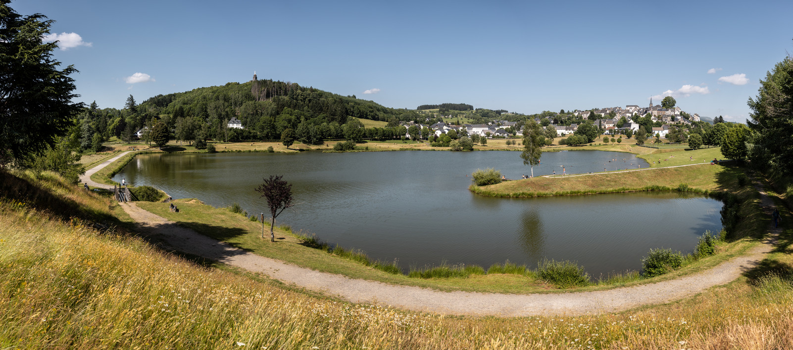 panorama meer en dorp vanaf de toren