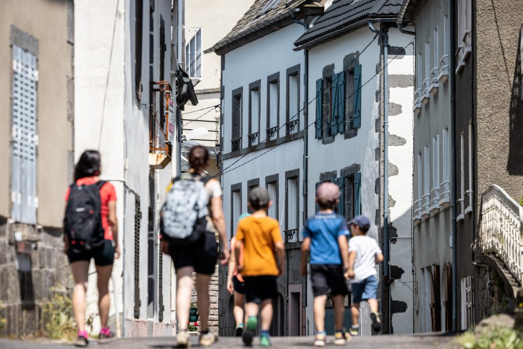 famille village la tour d'auvergne été