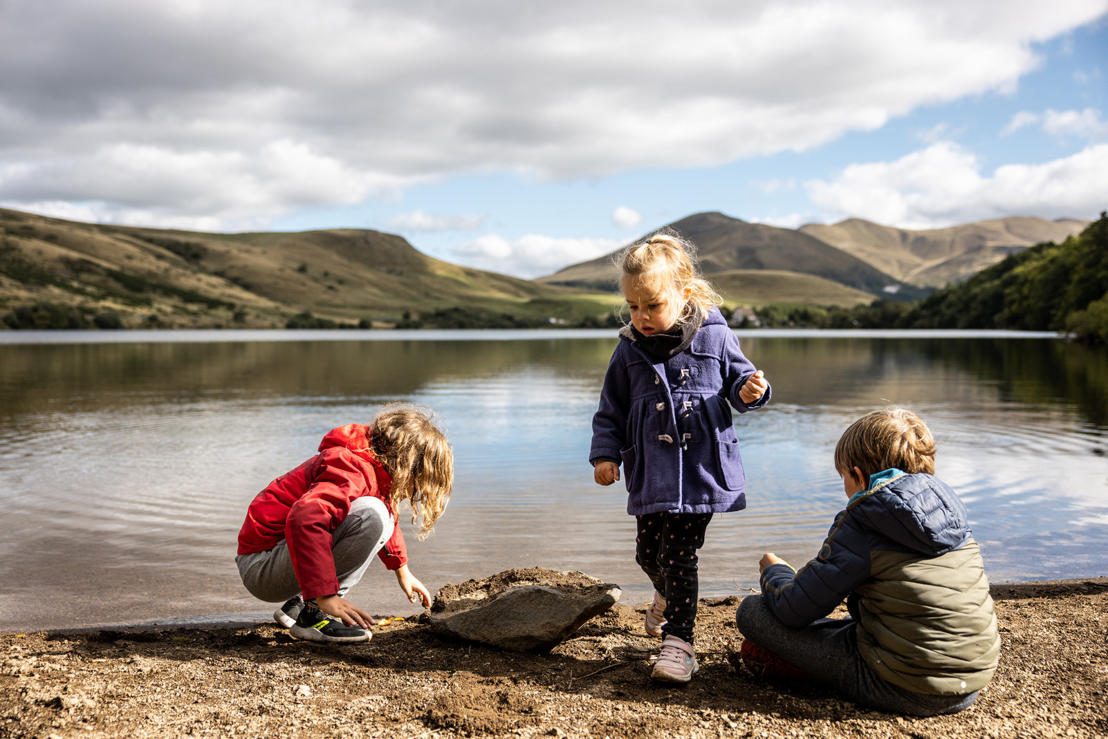 bambini in riva al lago di Guéry