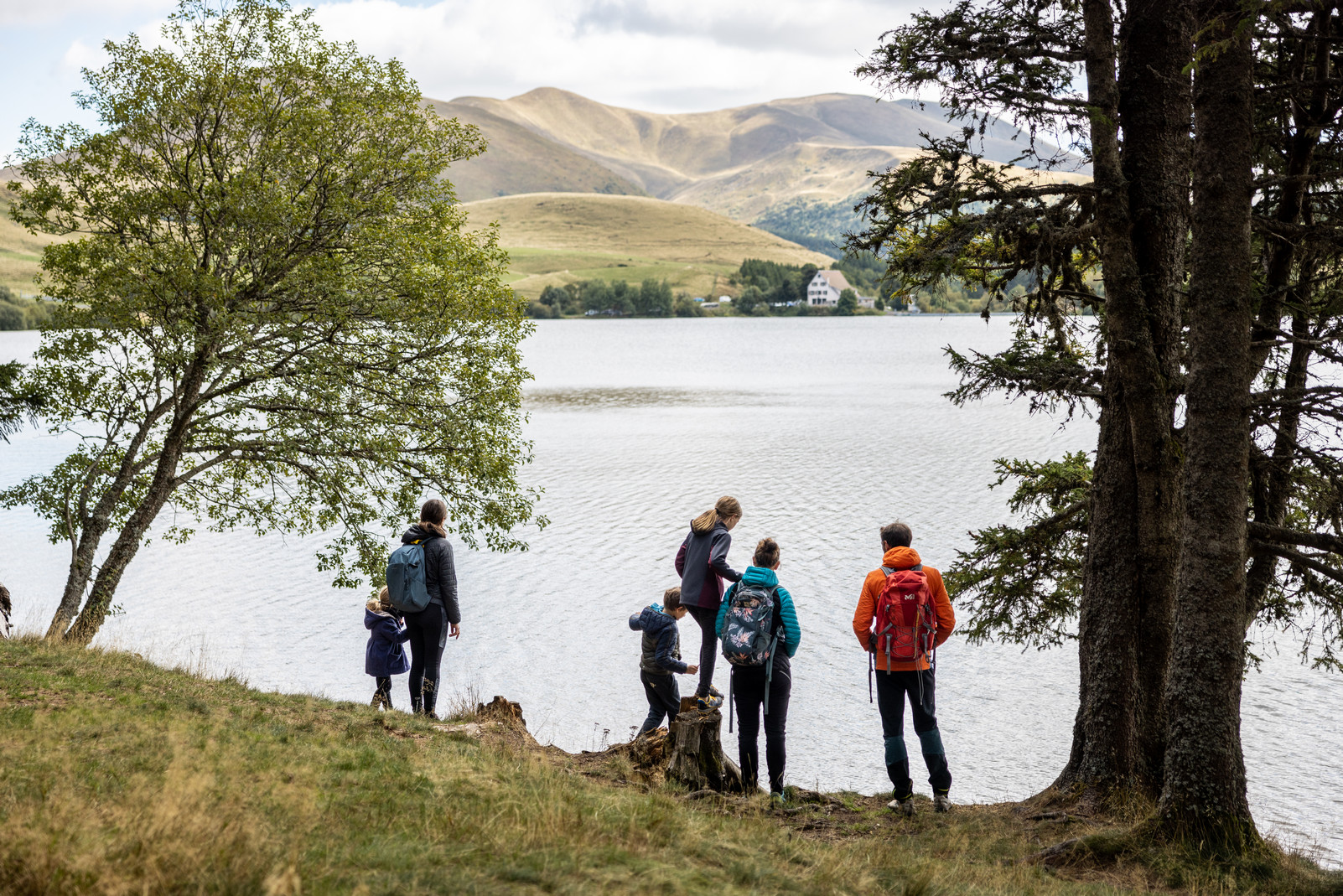 Famille au bord du lac de Guéry en Auvergne