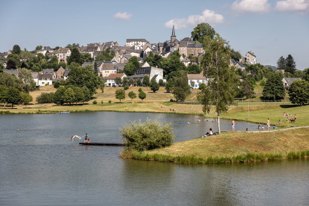 la tour d'auvergne lake and village