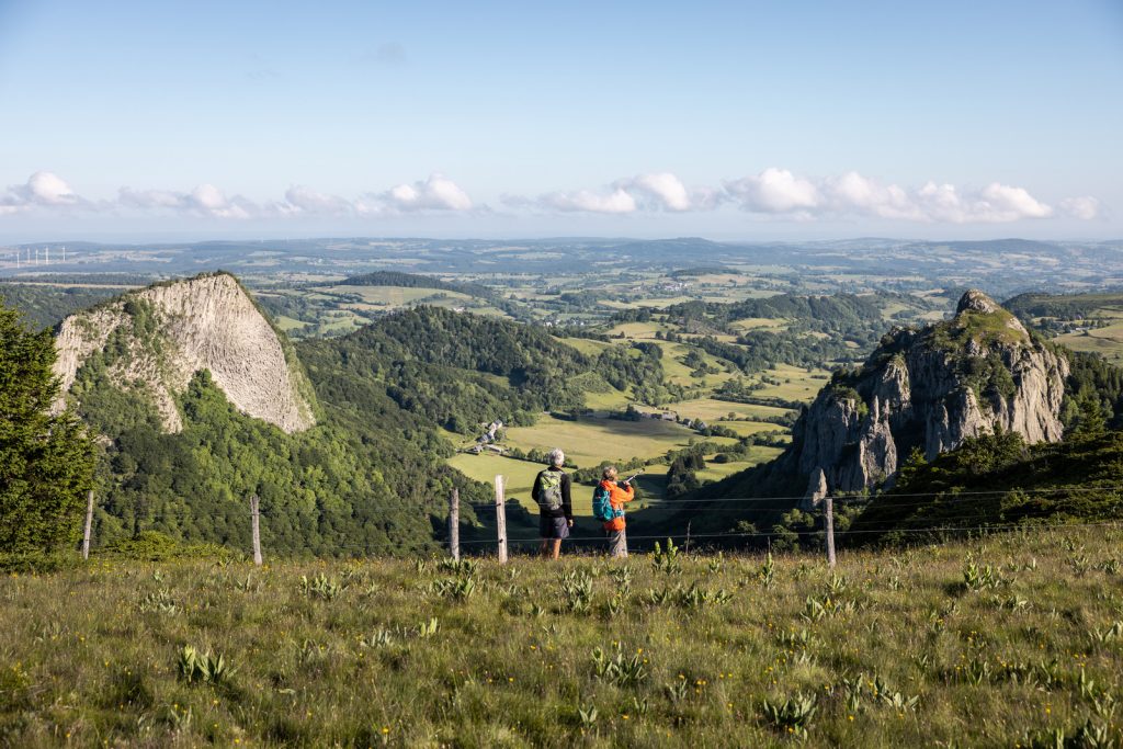Excursionistas frente a las rocas Tuilière y Sanadoire