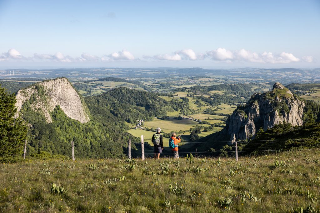 Hikers in front of the Tuilière and Sanadoire rocks