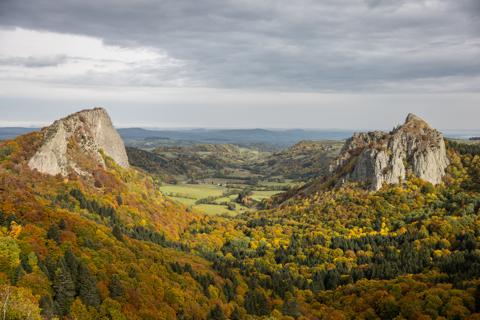 Uitzicht op de rotsen tuilière en sanadoire in de herfst