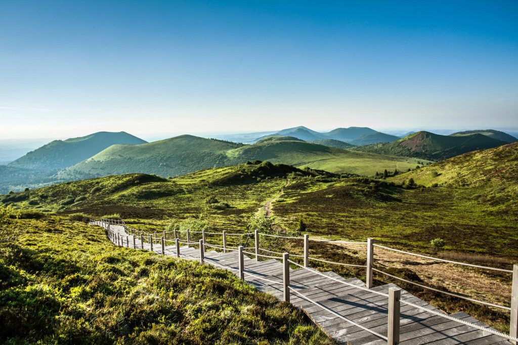 Blick von der Spitze des Puy de Dome auf die Kette der Puys