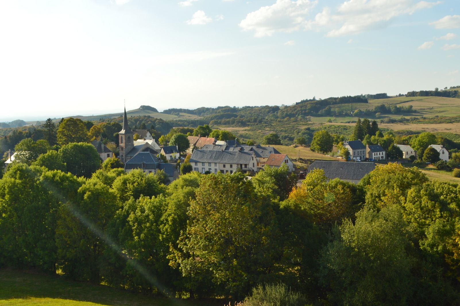 Gezicht op het dorp Saint-Donat vanaf het standbeeld van Onze-Lieve-Vrouw van Fatima