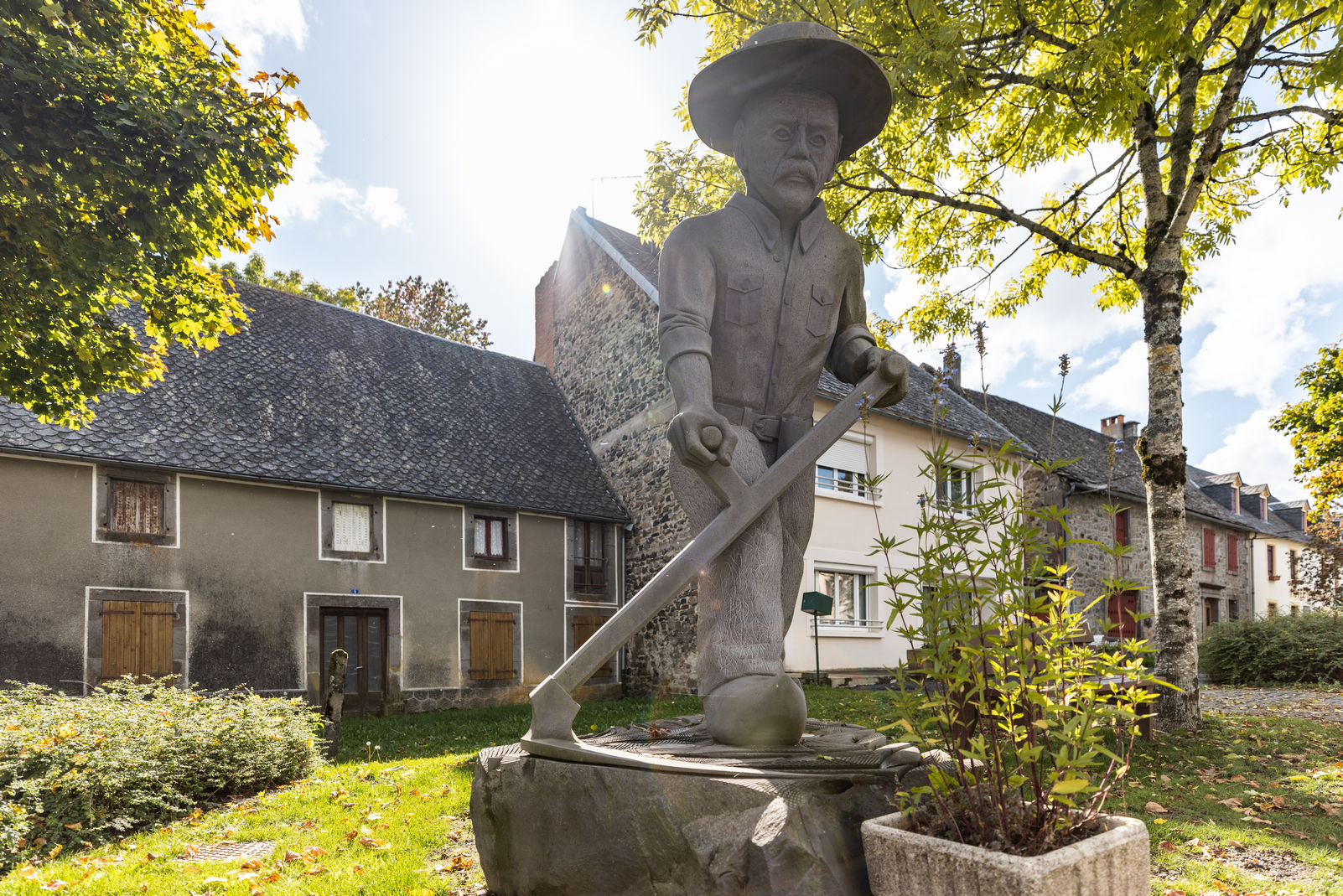 Faucheur sur la place du village de Saint-Donat