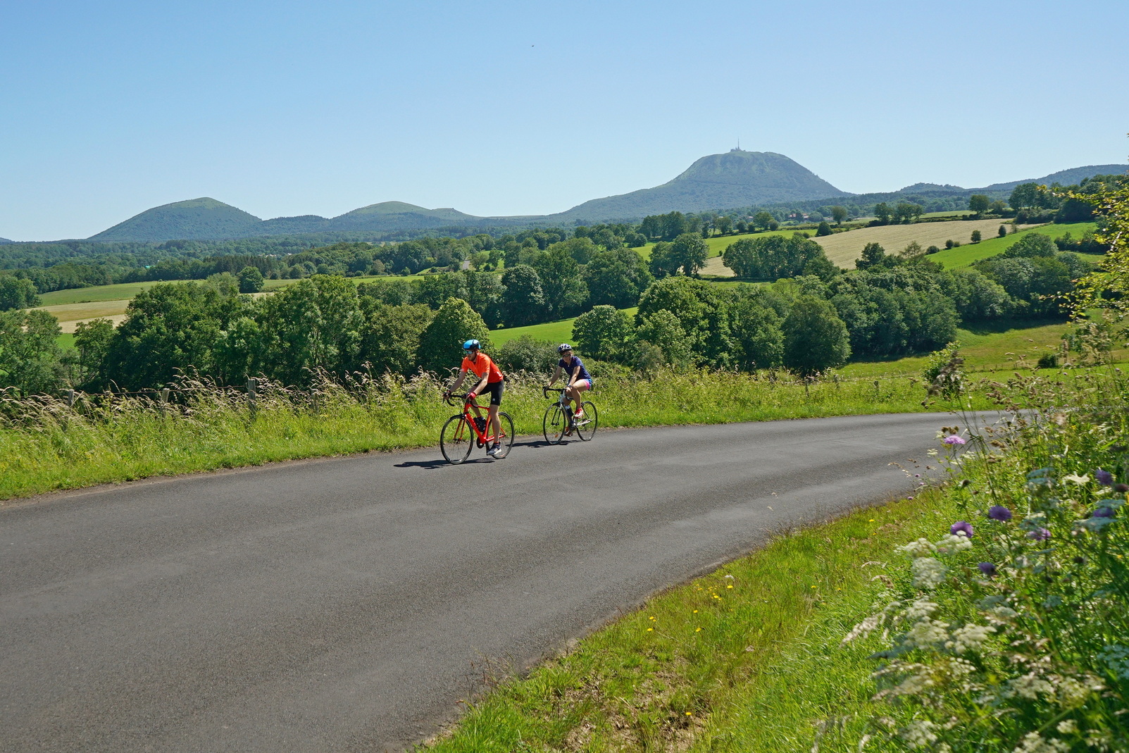 Fietsers aan de voet van de Puy de Dôme