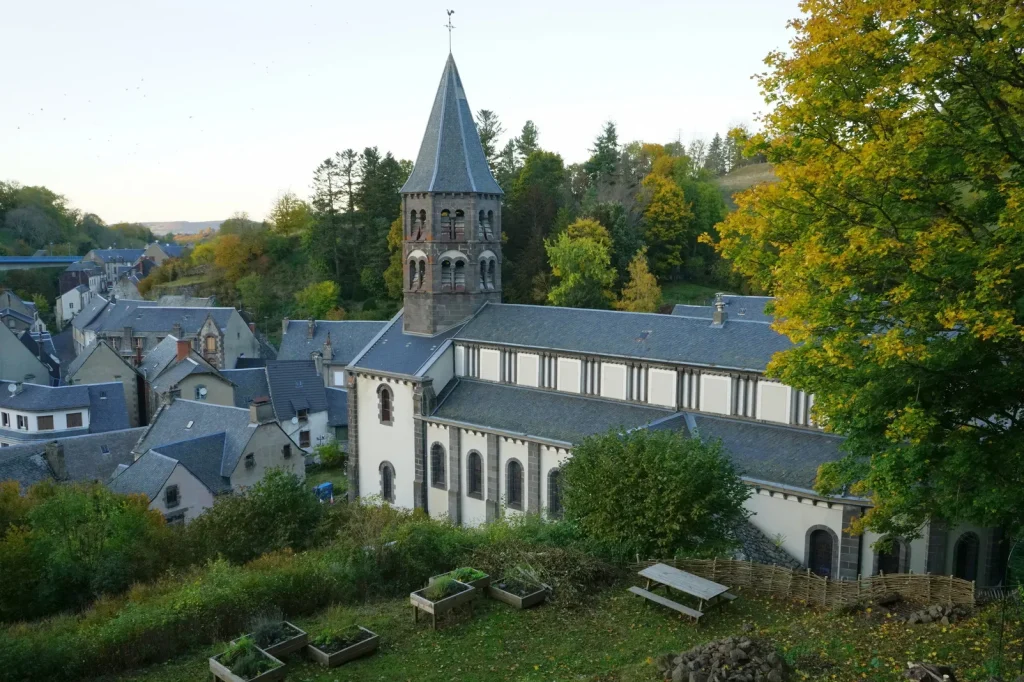 Kerk van Rochefort-Montagne en terrasvormige tuin