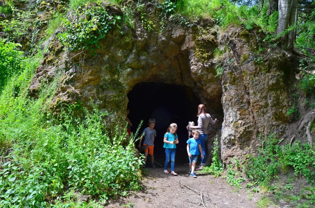 paseo por los volcanes de Auvernia, cueva de origen volcánico de Rochefort