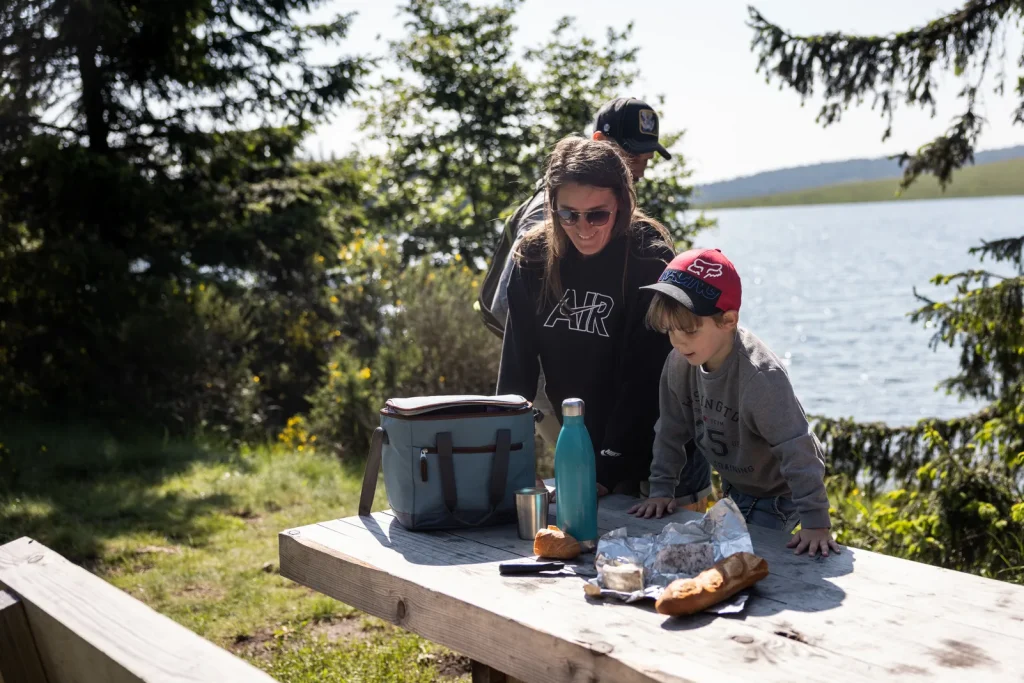 Picknick aan het meer van Servières met het gezin