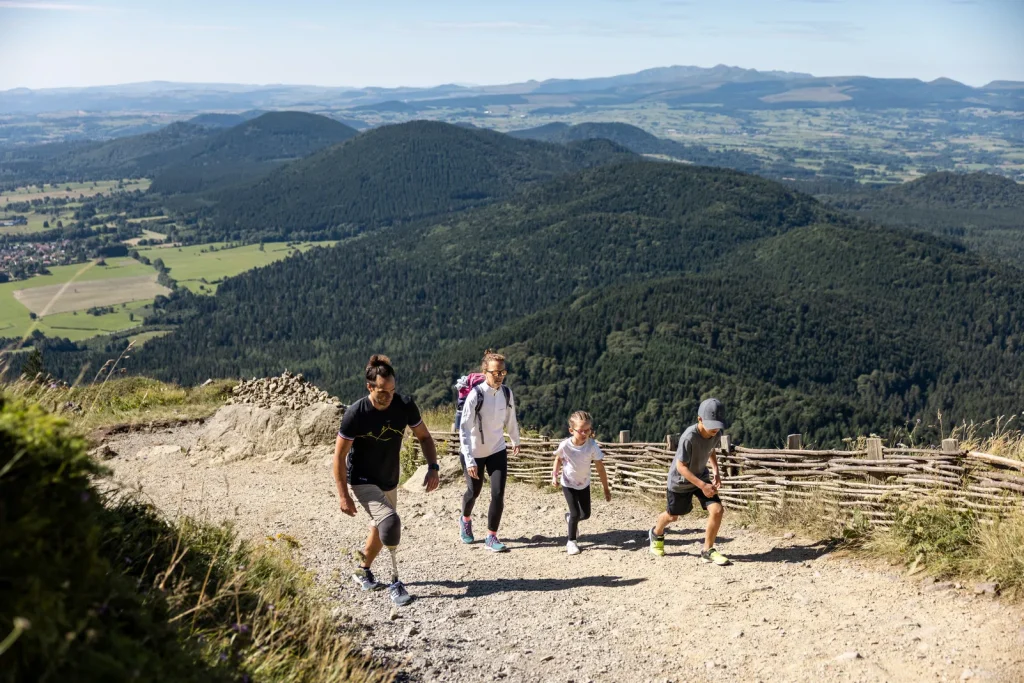 Arrival at the top of the Puy de Dôme by the Chemin des muletiers