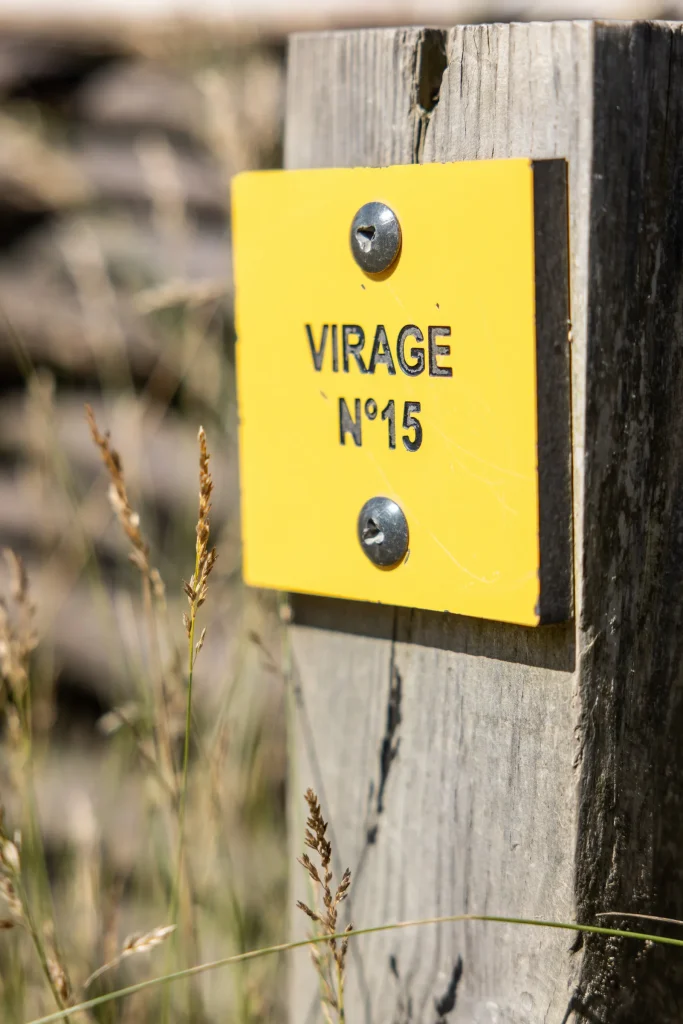 Signposting for access to the puy de dome summit via the muleteers' path