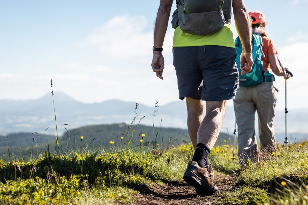 Zum Wandern geeignete Schuhe und Kleidung