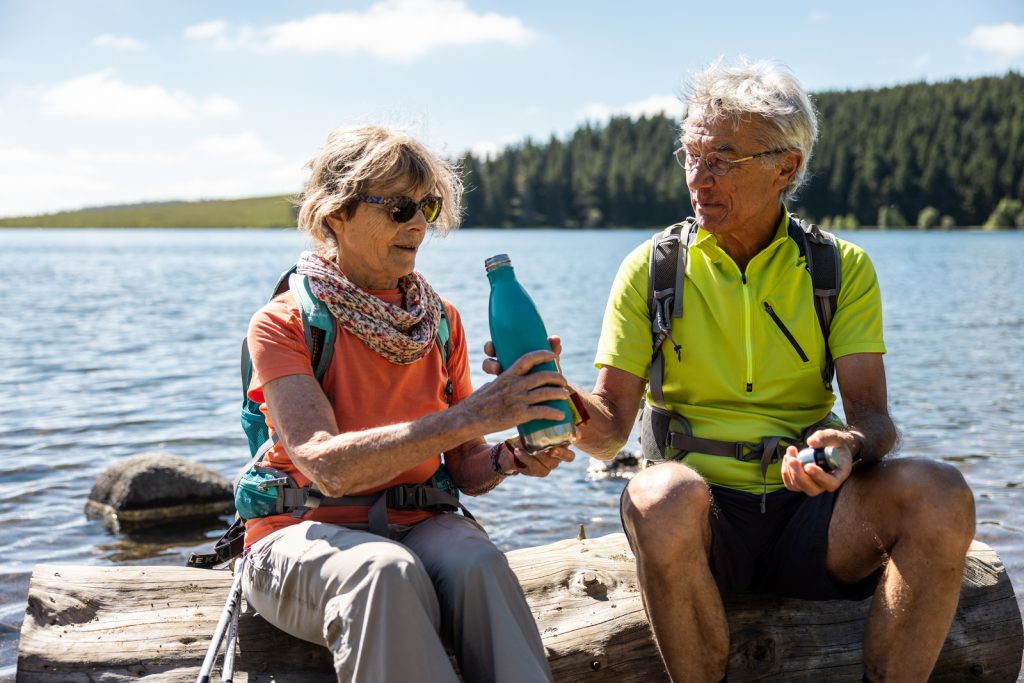 Wasserflasche beim Wandern am Servières-See