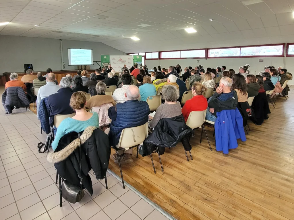 Maître Christian GOSSEAUME, avocat spécialisé en droit et fiscalité du tourisme, a apporté un éclairage précis sur les nouvelles dispositions légales. Son intervention, à la fois pédagogique et directe, a permis d’expliquer les obligations actuelles et à venir, tout en répondant aux nombreuses questions soulevées par la loi du 19 novembre 2024.