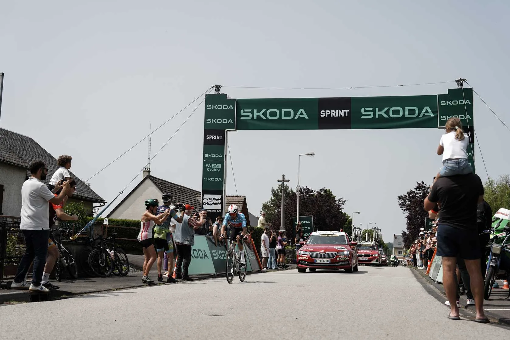 Sprint intermédiaire à Olby, lors de la 2ème étape de l'édition 2025