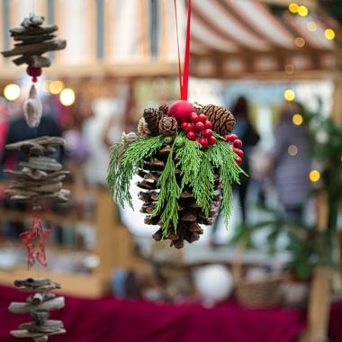 Weihnachtsmarktdekoration in der Auvergne