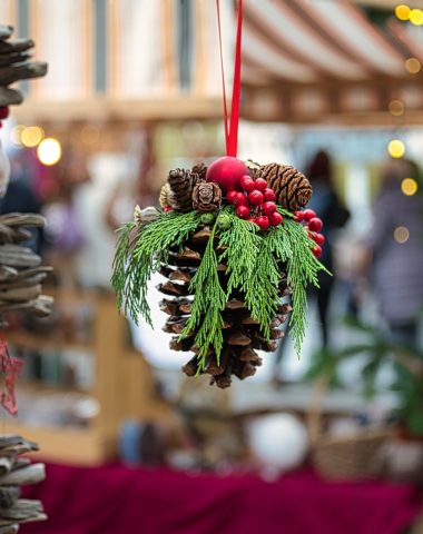Decoración del mercado navideño en Auvernia
