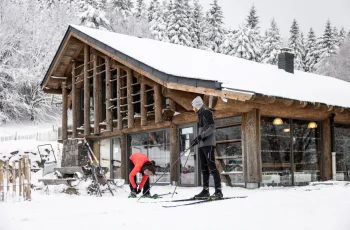 personnes devant le centre montagnard cap guéry