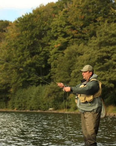 A pesca di trote nel cuore dei siti più belli dell'Alvernia, in paesaggi modellati dai vulcani