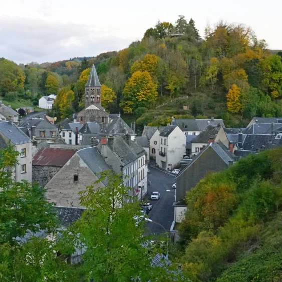 Blick auf das Dorf Rochefort und das Belvedere, Spaziergang in den Vulkanen
