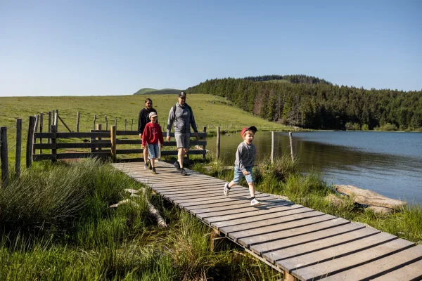 Passeggiata sul lago di Servières con la famiglia