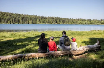 Picknick aan het meer van Servières met familie