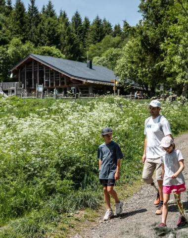 Famille partant en randonnée depuis le centre montagnard Cap Guéry en Auvergne, au coeur des volcans