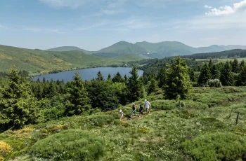 vue sur le lac de Guéry, famille en balade en Auvergne