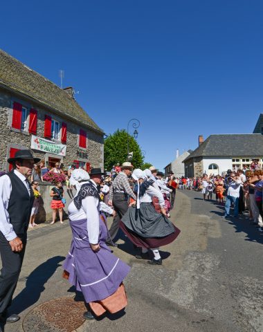 grupo folclórico durante la fiesta de las carrozas de flores en Avèze el 15 de agosto