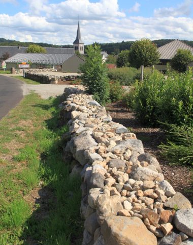 Le village de Bagnols et ses murets de pierres sèches caractéristiques de l'Artense