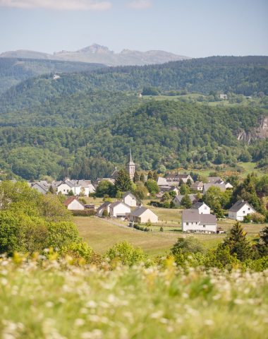Gezicht op het dorp Saint-Sauves d'Auvergne
