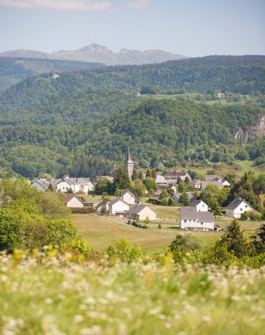 Veduta del villaggio di Saint-Sauves d'Auvergne