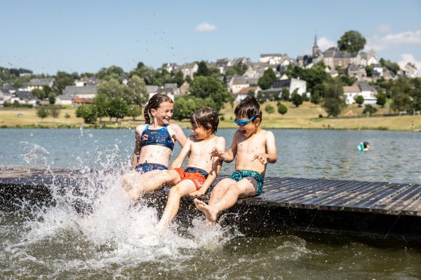 Wasserspiele für Kinder La Tour d'Auvergne See