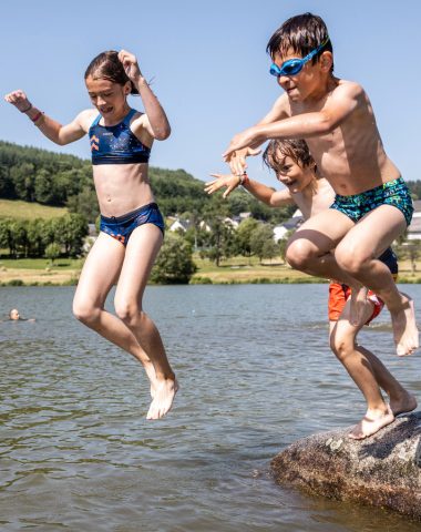 niños nadando la tour d'auvergne