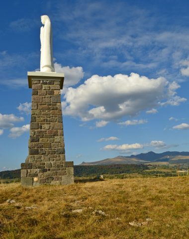 statue de ND de Fatima et vue sur le massif du Sancy